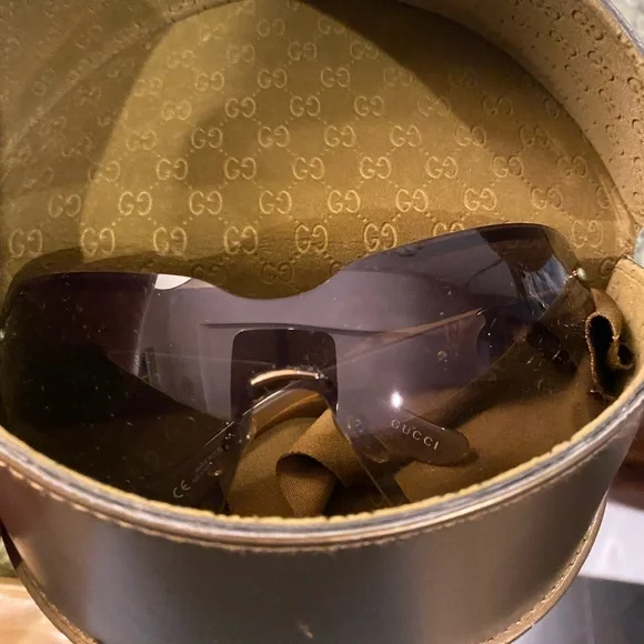 Gucci Wrap Around GG Shield Blade Sunglasses display picture 1